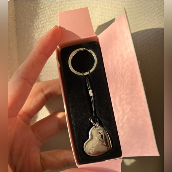 Pandora Silver Heart Key Holder Keychain - Picture 2 of 4